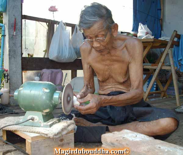 fabrication d'amulettes thai par le vénérable ajarn sané.